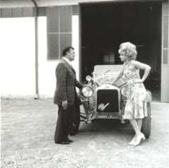 Barighin e Sandra Milo davanti al Museo. Negli anni '60 San Martino divenne meta di personaggi dello spettacolo e della politica. Alcuni registi vennero a girare film e cortometraggi in zona e spesso usavano le vetture del Museo