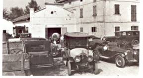 La vinicola alla fine degli anni'50. Si riconoscono la Zedel, l'Alfa, l'Isotta Fraschini, la Rolls Phantom, un Coppadoro e la Chiribiri